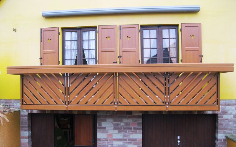 Balkongeländer Baden – mit Sockelblende, in Holzdekor – Metallbau Schwabauer