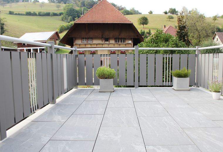 Balkongeländer Freiburg – RAL 9007, mit Sockelblende – Metallbau Schwabauer