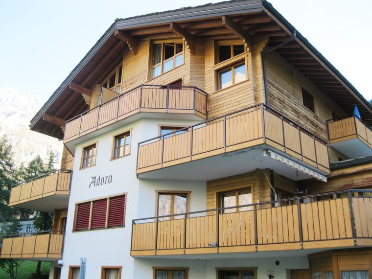 Balkongeländer Straßburg – RAL 8017, mit Sockelblende, in Zirbelkiefer – Metallbau Schwabauer