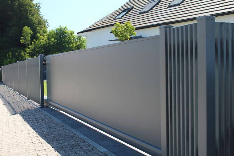 Schiebetor Sylt – DB 703, freitragend – Metallbau Schwabauer