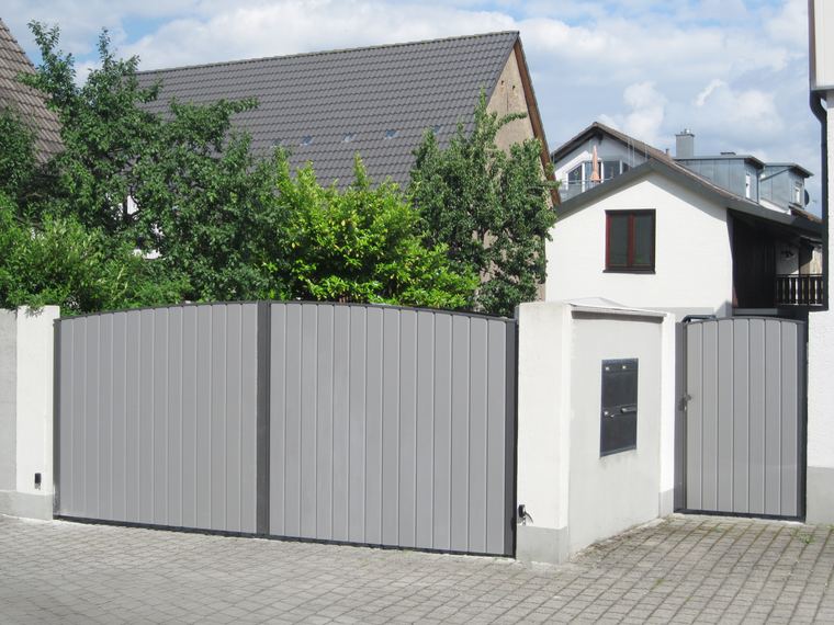 Tor Strassburg – RAL 9007, DB 703, mit Überziehung – Metallbau Schwabauer